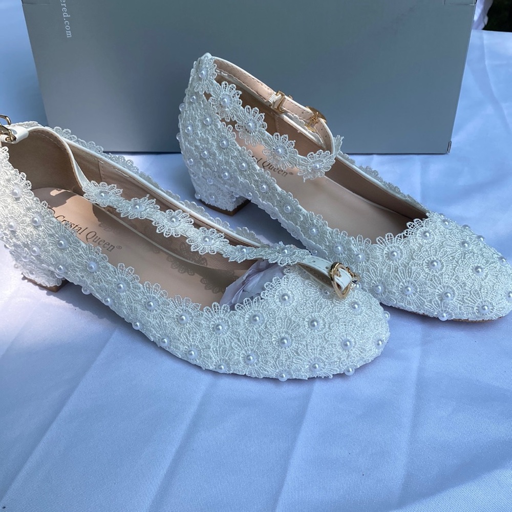 Women’s shoe with pearls, small heel, new
